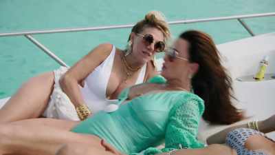 - Our girls?
Luann, how is it? - The Real Housewives Ultimate Girls Trip