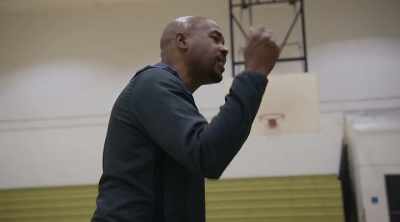 Our pace needs to stay, like,
outlet, boom, early, dunk, kick, let's go. - Last Chance U: Basketball