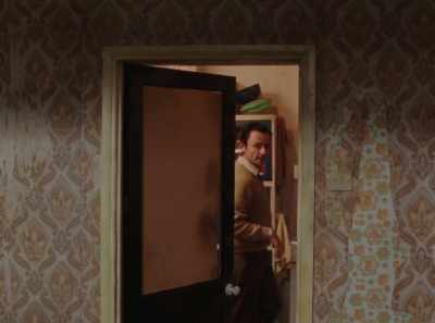 - Out?
- Huh. You're staying here, mate! Huh. - Ray & Liz