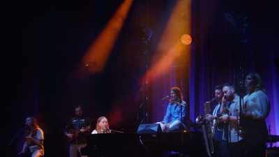 ♫ Out of a window
on the 30th floor - Tim Minchin: Back