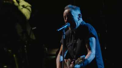 ♪ Out of school and out of work ♪ - Road Diary: Bruce Springsteen and The E Street Band