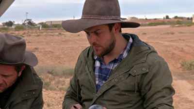 Outside Coober Pedy,
the rookies still aren't mining. - Outback Opal Hunters