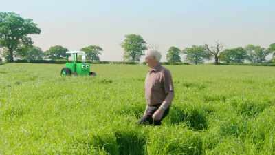 Over there, Les! Behind you! - Tractor Ted