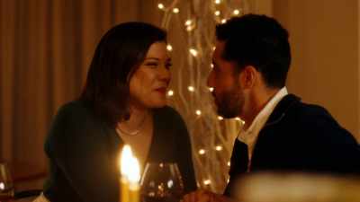 (overlapping chatter)
- thanks, joah. Thank you. - Mom's Christmas Boyfriend