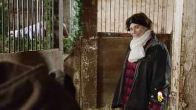- Overlever du?
- Jeg er øm. - Christmas Wedding Runaway