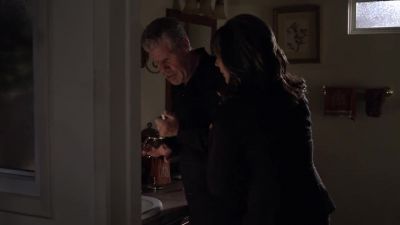 Ow.
Let me. - Sons of Anarchy