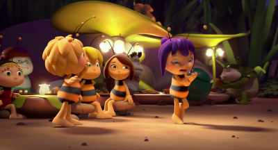 - Ow! My hand!
- What? - Maya the Bee: The Honey Games