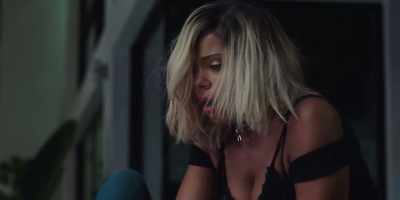 - Ow!
- Oh, no, it's... it's... erotic. It's fine. - Nappily Ever After