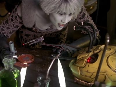 Ow! Watch where you're cutting. - Farscape