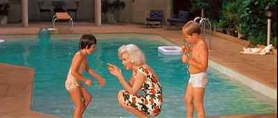 -Ow!
-You're faking! - Something's Got to Give