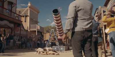 - [Owen, crowd] …seven, six, five…
- [cannon whirring] - High Desert