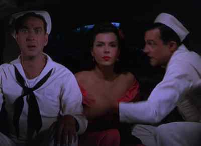 Ozzie, get up there.
You can see better. - On the Town