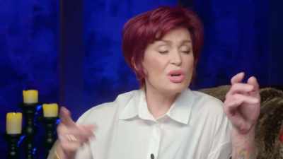 - [Ozzy] Somebody in there...
- You don't see it being pulled back in. - The Osbournes Want to Believe