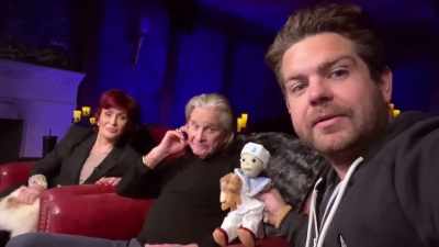 - [Ozzy] That was scary.
- Do we like that, Robert? - The Osbournes Want to Believe