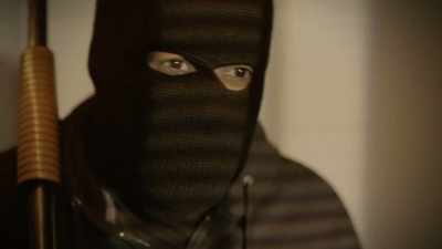 Pace peeks through
the bulletproof glass - History's Greatest Heists with Pierce Brosnan