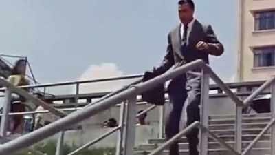 ...pada dasarnya,
Bruce Lee memerankan dirinya... - Be Water