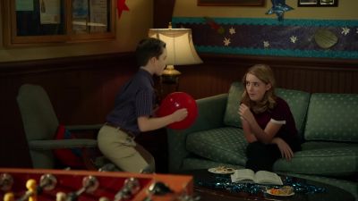 Paige, look how close
this push pen is to this balloon. - Young Sheldon