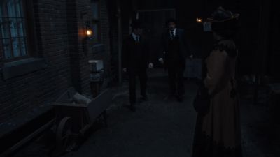             (panting)
     - I lost the attacker. - Murdoch Mysteries