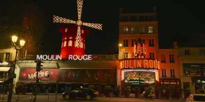 ♪ Paris, Paris, Paris
Paris, Paris, Paris... ♪ - Murder Mystery 2