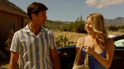 [pasos] [agradable música continúa] - Couples Retreat Murder