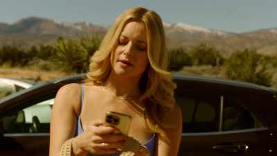 [pasos golpeando] [piar de los pájaros] - Couples Retreat Murder