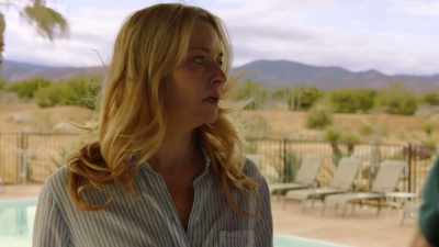 [pasos] [música de suspenso] - Couples Retreat Murder