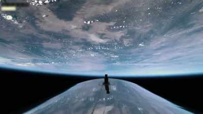Passagererne oplever
flere minutters vægtløshed- - Space Titans: Musk, Bezos, Branson
