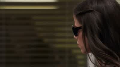 Passing her information? - Pretty Little Liars