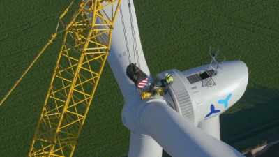 Patrick secures the rotor
and unhooks the crane. - Europe From Above