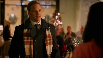 [patrons murmuring]
- See? Winter. Theo. - A Sprinkle of Christmas