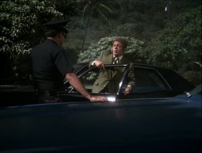 PAUL.
EVERYBODY INSIDE? - Hawaii Five-0