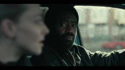Paula spune apoi că tipul
de pe filmare e poliţist - Long Bright River