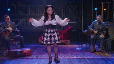 Pe de altă parte,
am transformat sinceritatea în armă. - Alex Borstein: Corsets & Clown Suits