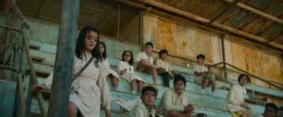 - [Pedro] Is she really going in?
- [Julio] No, I don't think so. - The Movie Teller