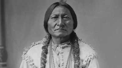["Pehin Hanska Okicize Olowan"
by Lakota Thunder playing] - The American Buffalo