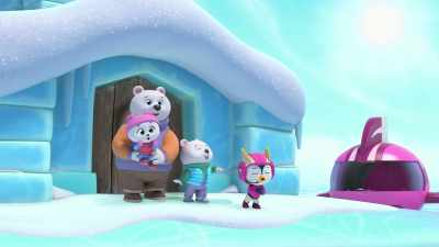 penny-and-anyu-look-at-snow - Top Wing