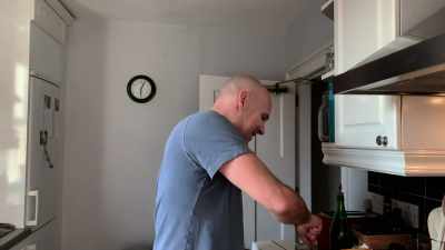 - Pentru că am un zbor. - Unde te duci? - My Husband, the Cyborg