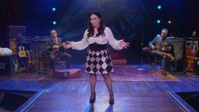 Pentru că e ceva frumos.
Știți, căsătoria e ca un circ. - Alex Borstein: Corsets & Clown Suits
