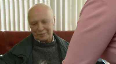 PEOPLE APPLAUD
80, Sandy? Well, done, darlin'. - Still Game