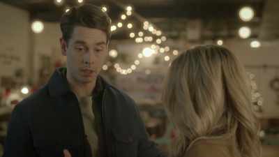 People are gonna be
expecting a dinner so-- - Meeting Mr. Christmas