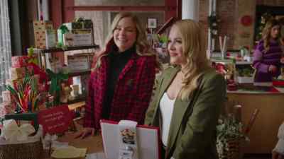 People are starting
to line up outside. - Unwrapping Christmas: Lily's Destiny