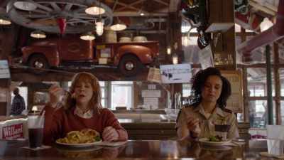 [people chattering indistinctly] - Reba McEntire's The Hammer