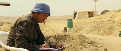 [people chattering indistinctly] - Secrets of the Saqqara Tomb