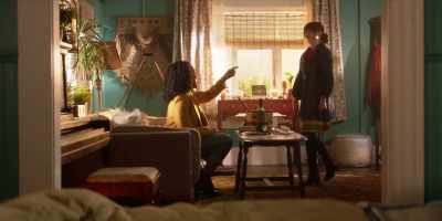 (people chattering) - Ghosting: The Spirit of Christmas