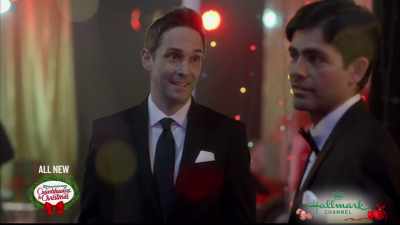 (people chattering) - Christmas at Graceland: Home for the Holidays