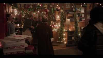 [people cheering] - Catch Me If You Claus
