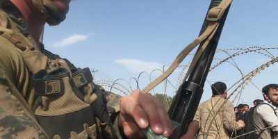 [people clamoring] - Escape from Kabul