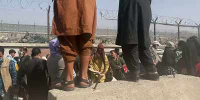 [people clamoring] - Escape from Kabul