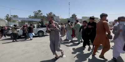[people clamoring] - Escape from Kabul