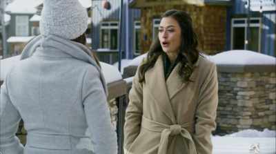 People come
on Happily Ever After - Love in Winterland